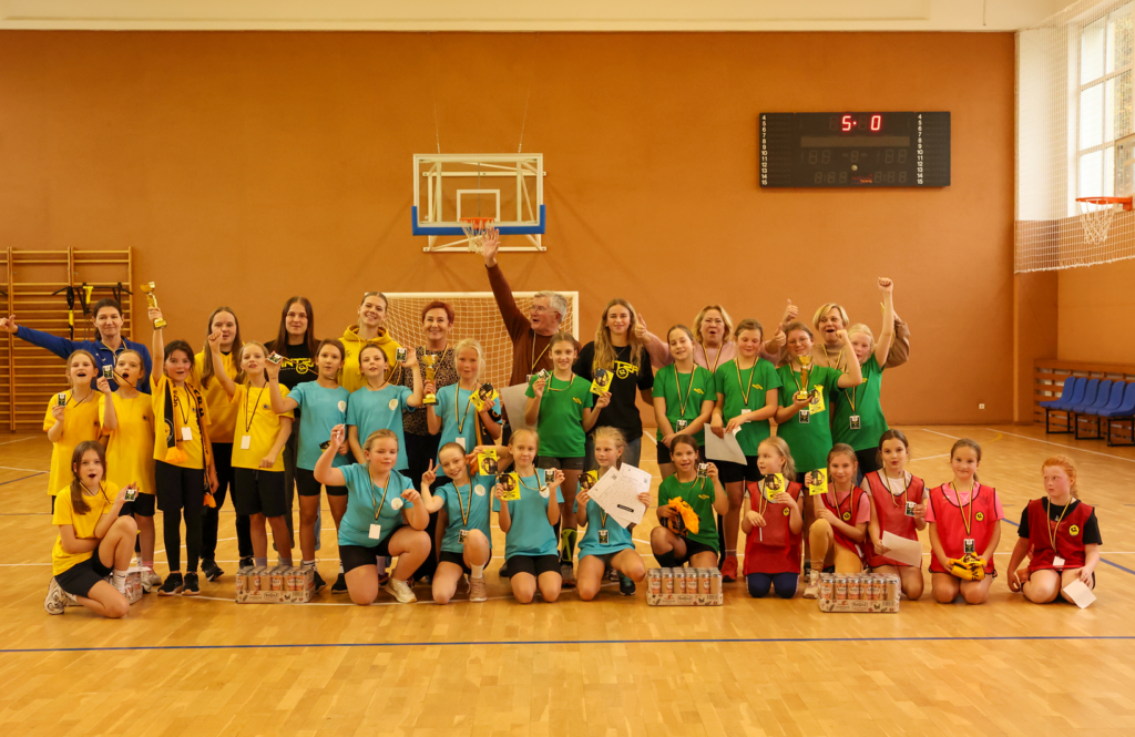 Įvyko „Rugilė“ mergaičių tarpmokyklinis futbolo turnyras: nugalėtojų taurę kėlė Medelyno progimnazijos auklėtinės